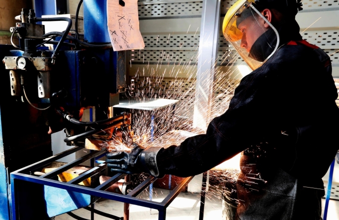 Công nhân trong một nhà máy tại Krasnoyarsk (Nga). Ảnh: Reuters