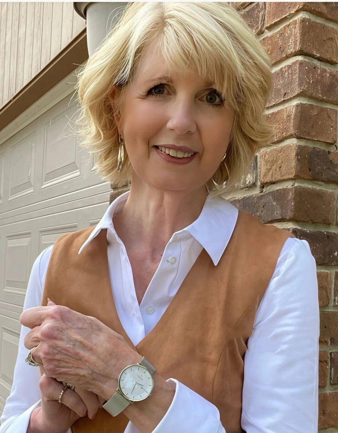 Học phụ nữ Pháp cách làm đẹp tuổi già với tóc bạc tự nhiên và phong cách tinh tế - Ảnh 1.