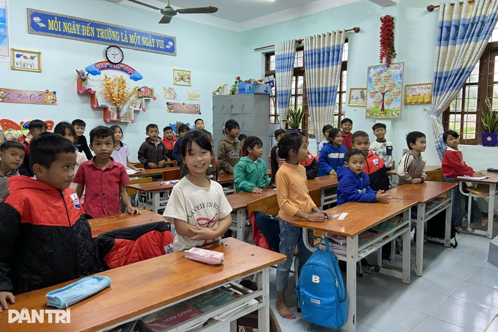 Học sinh đi học đầy đủ sau khi hiệu trưởng và phó hiệu trưởng bị cách chức - 1