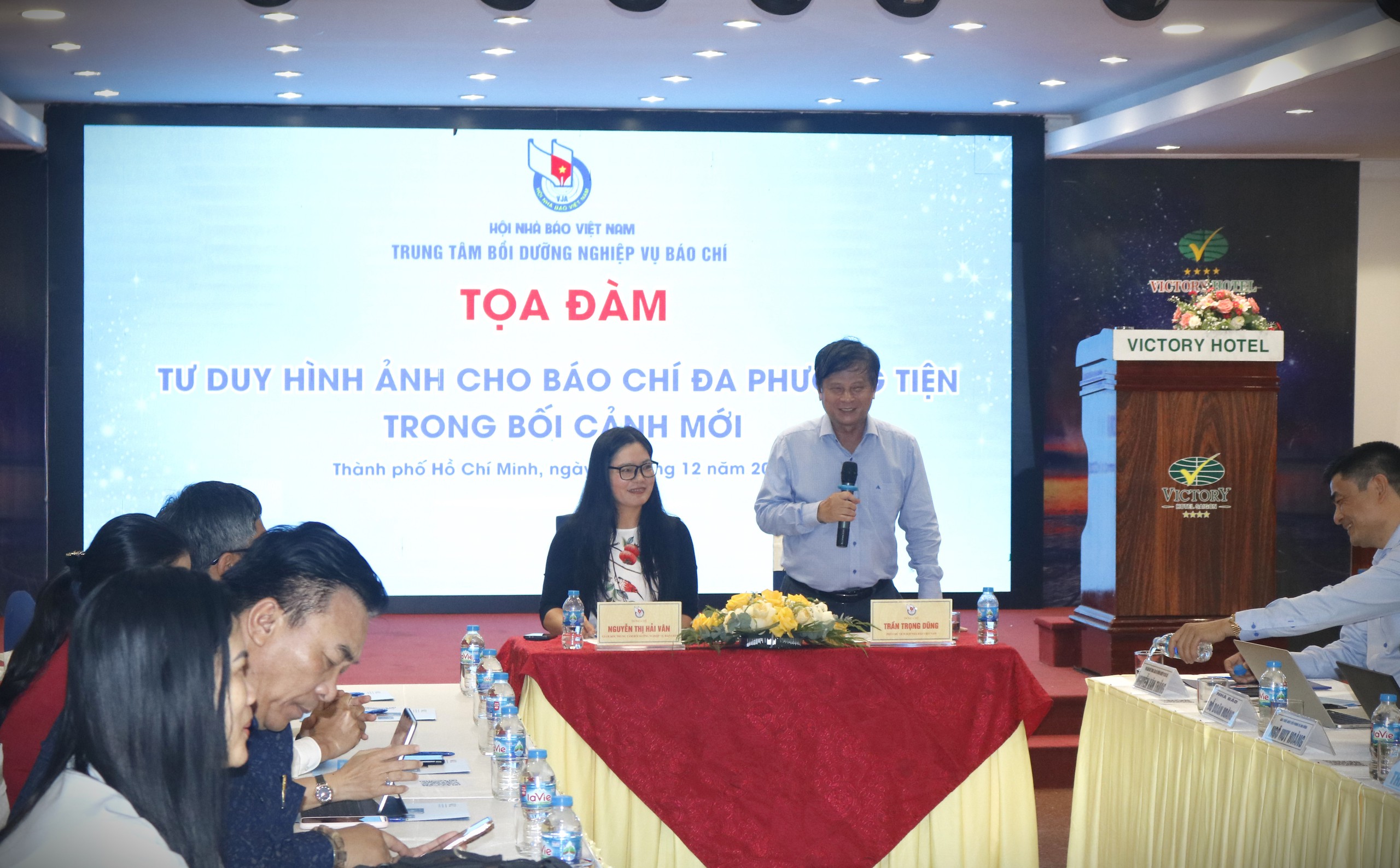 Hội Nhà báo Việt Nam tổ chức tọa đàm tư duy ảnh báo chí trong bối cảnh mới - Ảnh 1.
