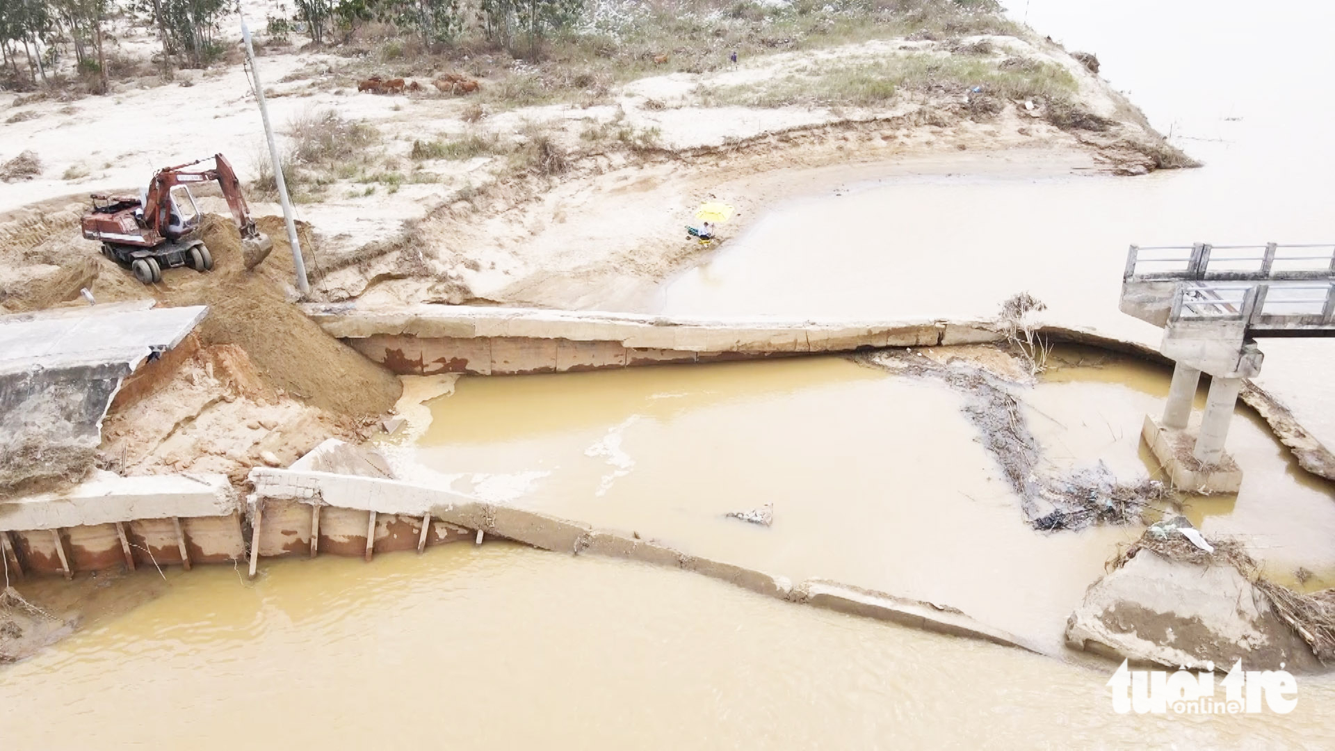 Hối hả sửa chữa cây cầu nối đôi bờ sông Thu Bồn bị lũ 'xé toạc' 9 Hối hả sửa chữa cây cầu nối đôi bờ sông Thu Bồn bị lũ 'xé toạc' - Ảnh 10.