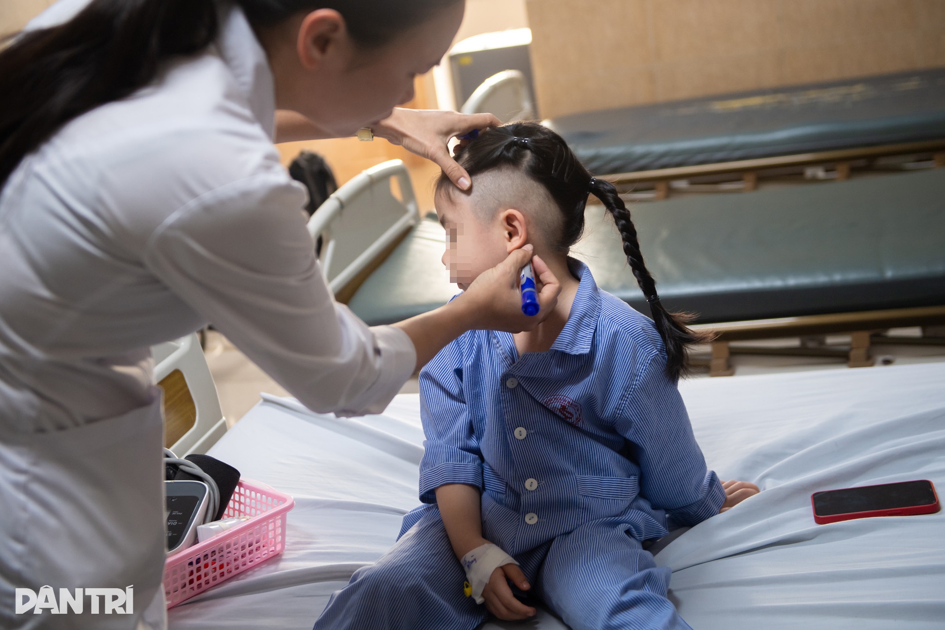 Hồi hộp xem bác sĩ cấy tai máy mang thanh âm cho em bé khiếm thính - 1