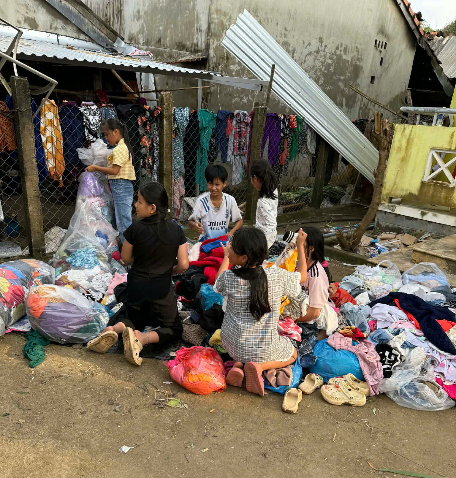 Hồi sinh sau lũ: Người đàn ông 'nổi tiếng' trên mạng do mặc áo... nữ nay thành người dẫn đường 5 lũ - Ảnh 5.