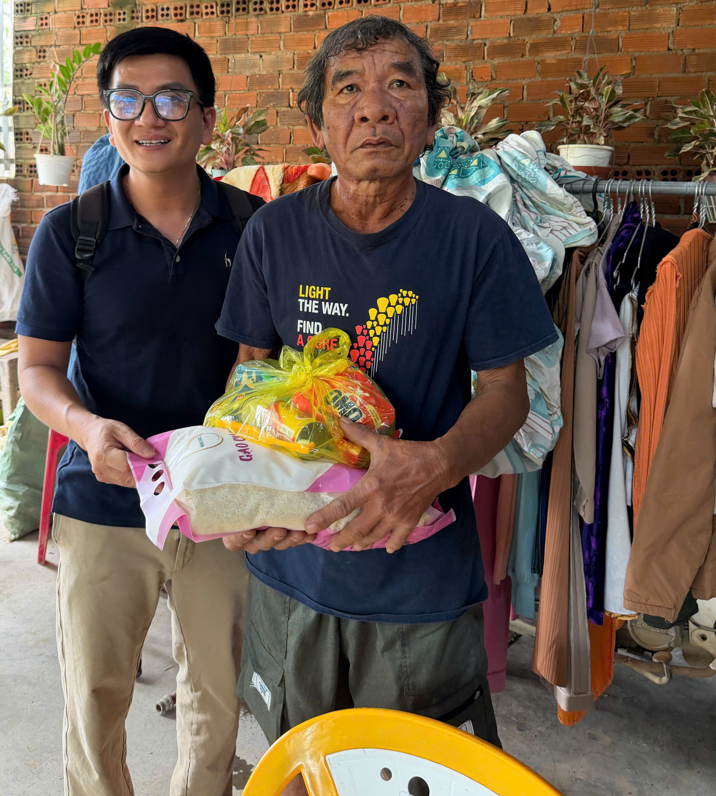 Hồi sinh sau lũ: Người đàn ông 'nổi tiếng' trên mạng do mặc áo... nữ nay thành người dẫn đường 1 lũ - Ảnh 1.