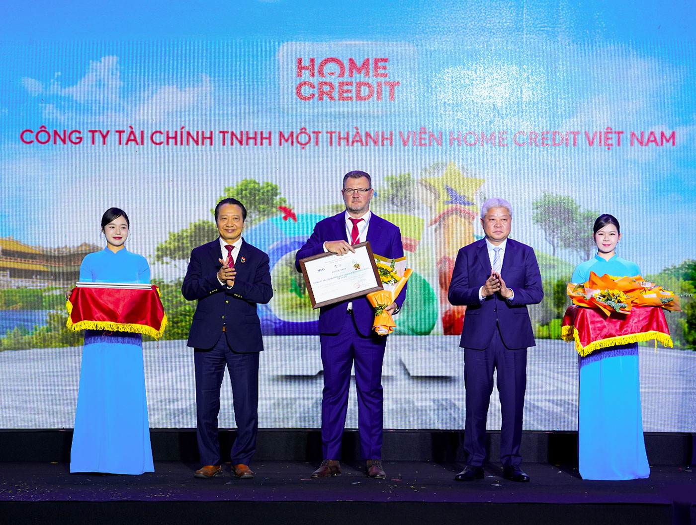 Home Credit lọt Top 10 Doanh nghiệp Bền vững thuộc lĩnh vực Thương mại - Dịch vụ  - Ảnh 1.