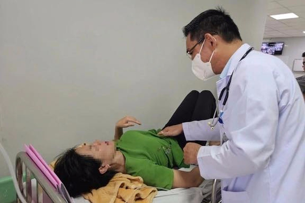 Hơn 100 người nghi bị ngộ độc sau khi ăn bánh mỳ ở TPHCM - 1