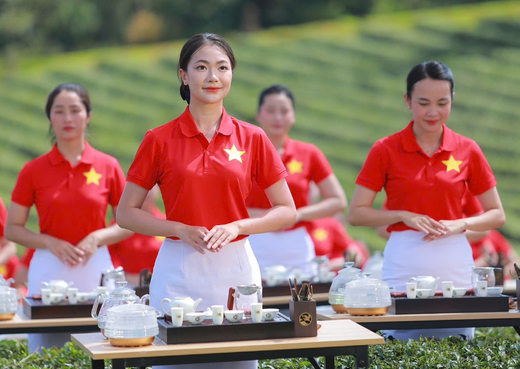 Hơn 1.000 cô gái biểu diễn pha trà ở Lâm Đồng - 1