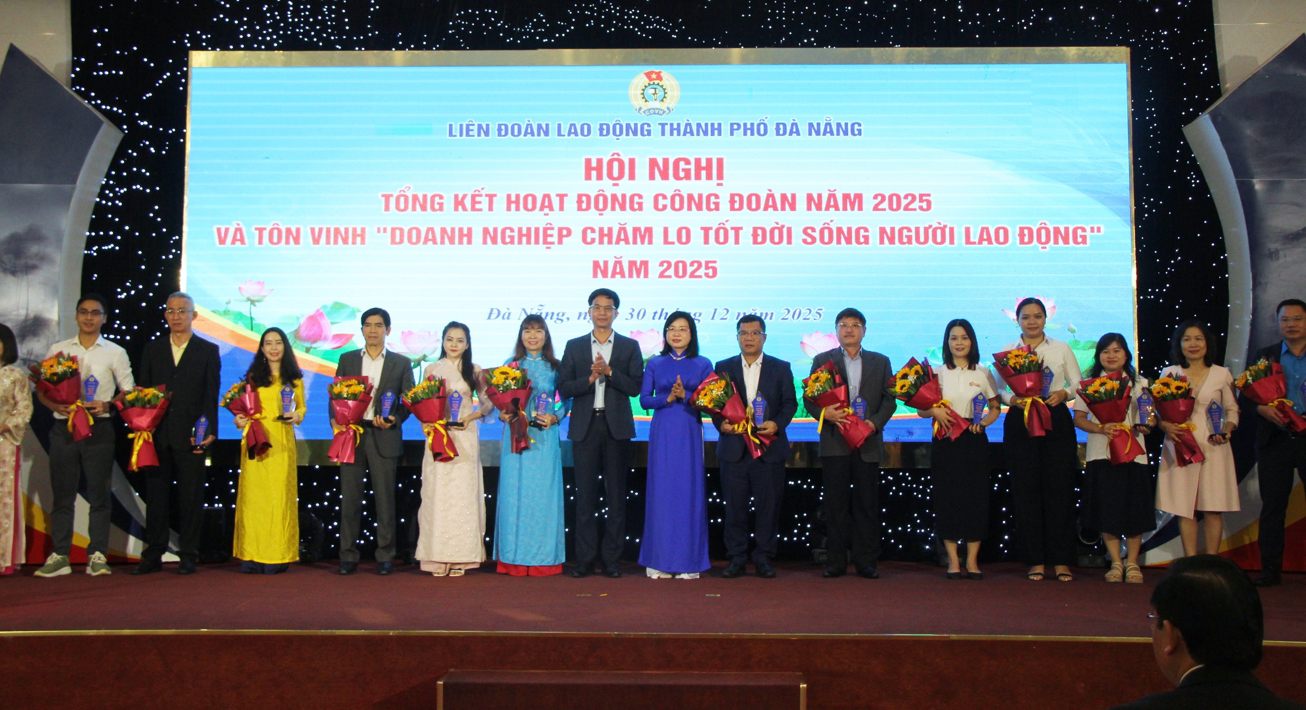 Công đoàn Đà Nẵng: Hơn 133 tỉ đồng hỗ trợ người lao động, tôn vinh 56 doanh nghiệp tiêu biểu - Ảnh 1.