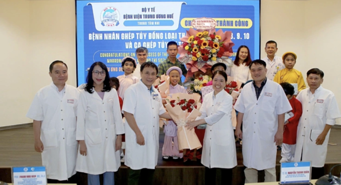 Bé Hân được các bác sĩ chúc mừng sau ca ghép, chuẩn bị xuất viện. Ảnh: Lan Hương