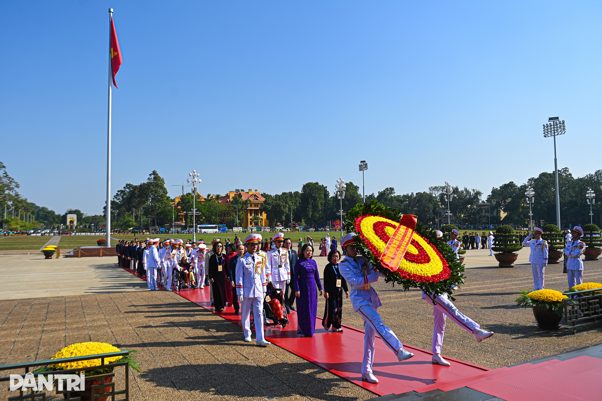 Hơn 2.000 đại biểu Thi đua yêu nước toàn quốc lần thứ XI vào Lăng viếng Bác - 1