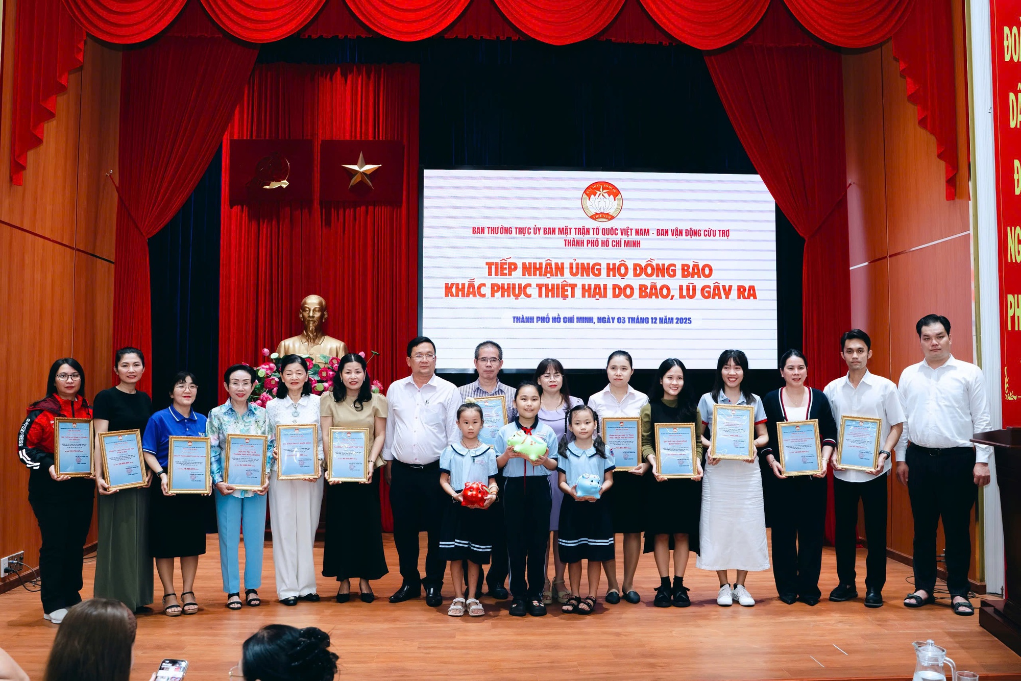 Hơn 210 tỉ đồng từ TP.HCM đã chuyển về các tỉnh miền Trung khắc phục bão lũ - Ảnh 1.