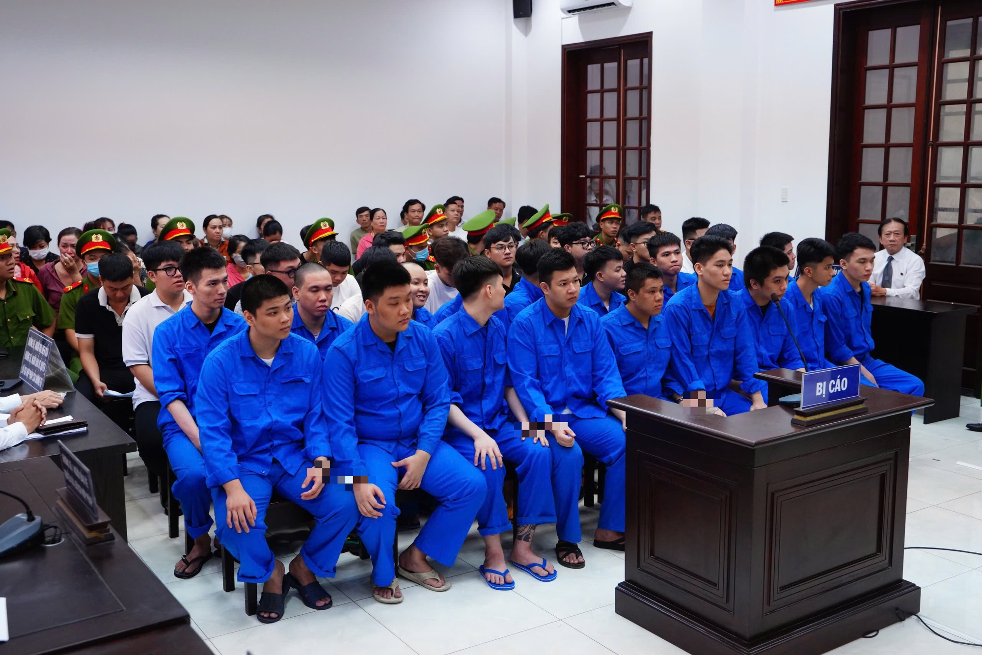 khăn đỏ - Ảnh 1.