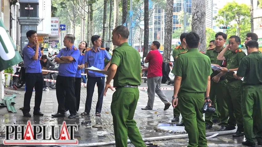 Lực lượng chức năng phong toả hiện trường, điều tra nguyên nhân vụ cháy khiến bốn người tử vong, hai người bị thương tại phường Cầu Ông Lãnh, TP.HCM. Ảnh: PHẠM HẢI Hơn 1.000 cơ sở tại TP.HCM không đảm bảo an toàn PCCC-PCCC-TPHCM.jpg