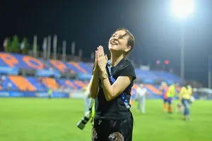 Nữ Chủ tịch xinh đẹp chơi độc và đẹp với U-22 Thái Lan