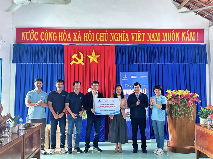 Đại diện đoàn tài trợ trao bảng tài trợ tượng trưng cho trường Mầm non An Thạch. Ảnh: Nhà trường cung cấp