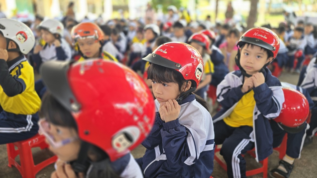 Honda Việt Nam trao hơn 1.000 mũ bảo hiểm cho học sinh lớp một khu vực Tây Nguyên - 2