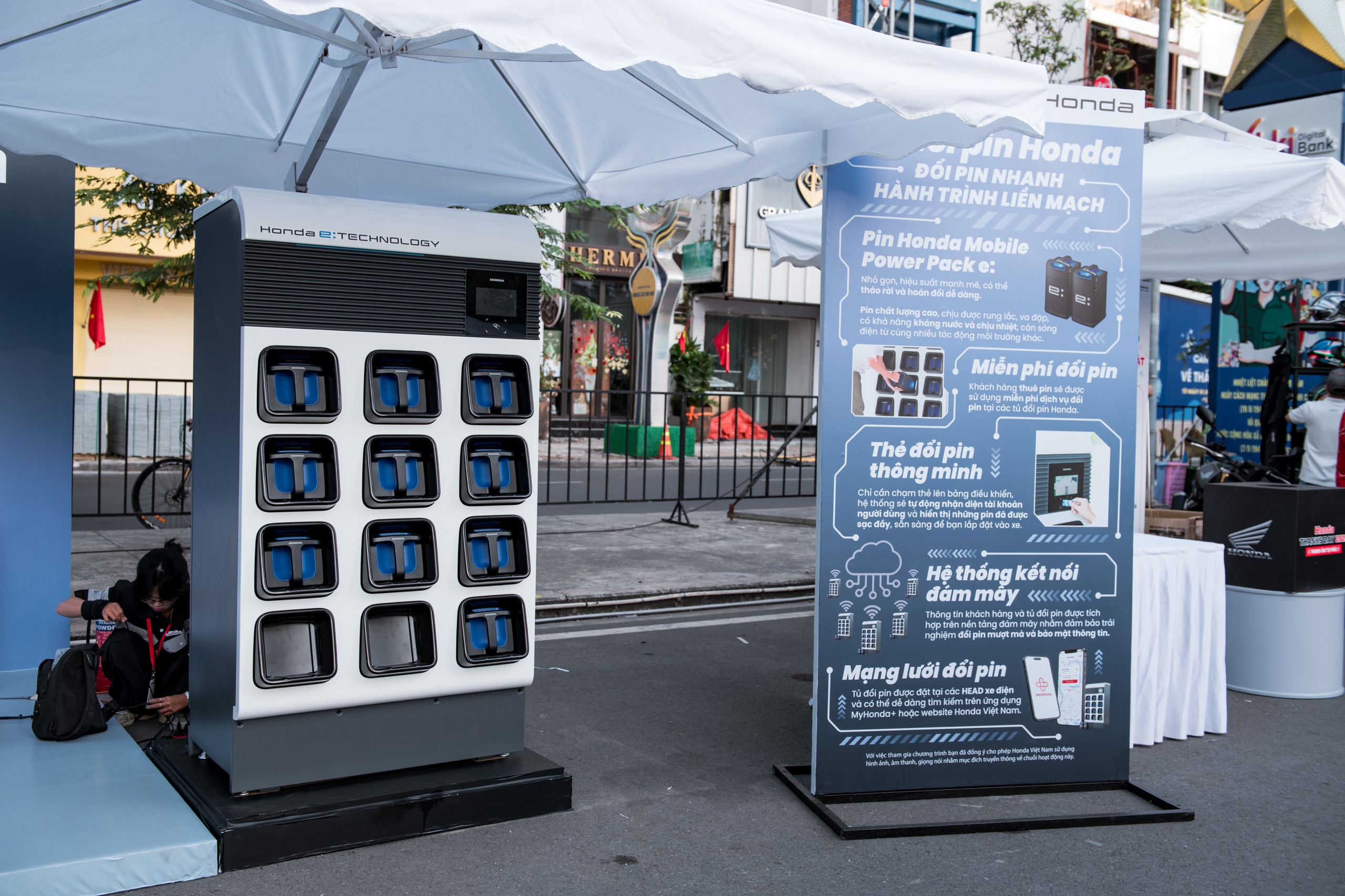 Honda mang tủ đổi pin xe điện 'nhanh như đổ xăng' về Việt Nam từ 2026 - Ảnh 1.