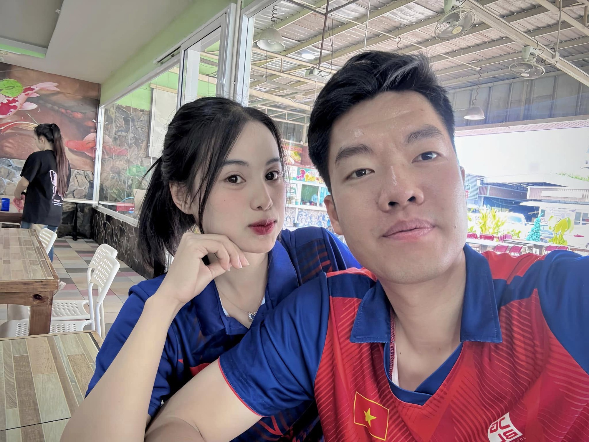 Hotgirl bắn cúng Ánh Nguyệt có mối quan hệ gì với tay vợt cầu lông Đức Phát mà gây sốt cõi mạng?- Ảnh 1.