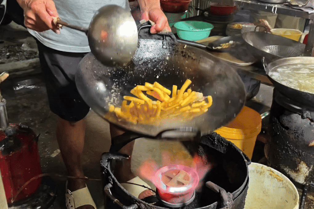 Hủ tiếu nhà xác ở TPHCM càng khuya càng đông và sự thật về món cơm màu đỏ - 2