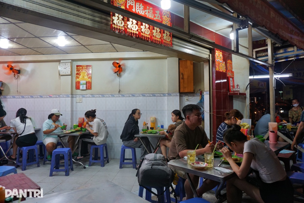 Hủ tiếu nhà xác ở TPHCM càng khuya càng đông và sự thật về món cơm màu đỏ - 1