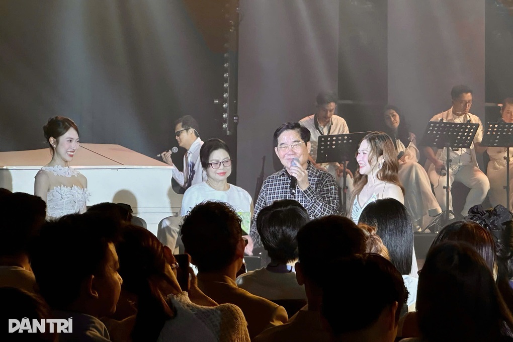 Hương Tràm ôm Bùi Anh Tuấn trên sân khấu, hé lộ lời nhắn từ mẹ tình cũ - 1