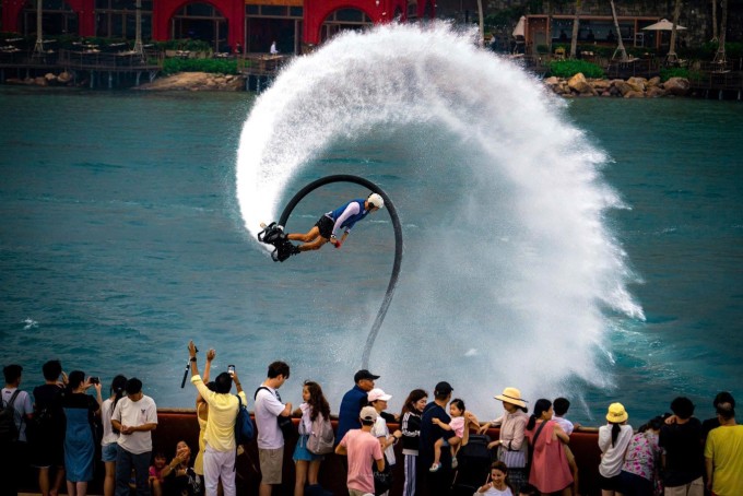 Du khách theo dõi trình diễn ván bay nước tại Phú Quốc. Ảnh: Bùi Văn Hải