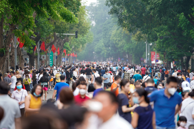 Người dân tham gia các hoạt động trên Phố đi bộ hồ Hoàn Kiếm, năm 2022. Ảnh: Phạm Chiểu