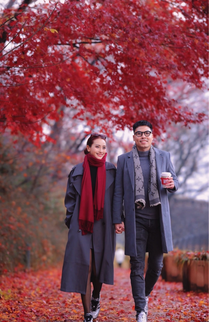 Huyền Trang "Mù Tạt" - Đức Huy khoe nhẫn cưới khi kỷ niệm một năm yêu nhau 2 Huyền Trang - Đức Huy ở Hàn Quốc cuối tháng 11.