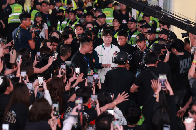 Người hâm mộ đổ dồn sự chú ý khi Faker (áo trắng) xuất hiện tại sự kiện VPBank Presents T1 in Vietnam: The Promise Fulfilled, tại Trung tâm triển lãm Việt Nam VEC ở Hà Nội ngày 21/12/2025.