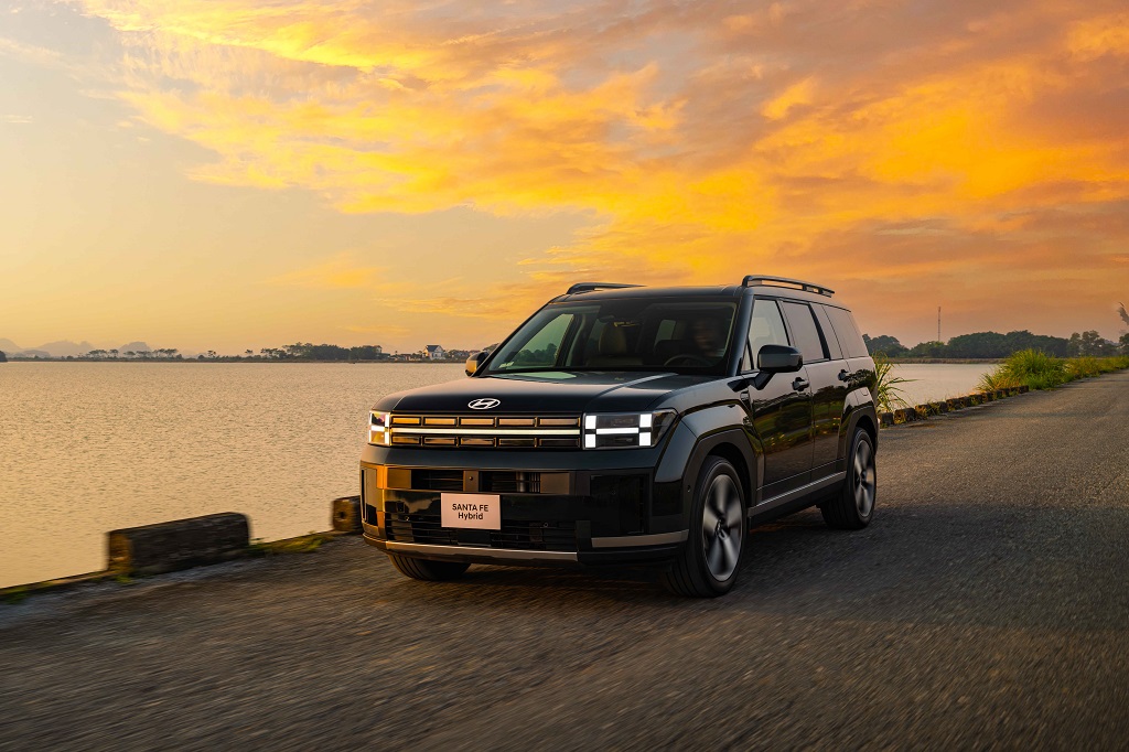 Hyundai Santa Fe tại Việt Nam có thêm bản hybrid, giá 1,369 tỉ đồng- Ảnh 1. Hyundai Santa Fe tại Việt Nam có thêm bản hybrid, giá 1,369 tỉ đồng- Ảnh 1.