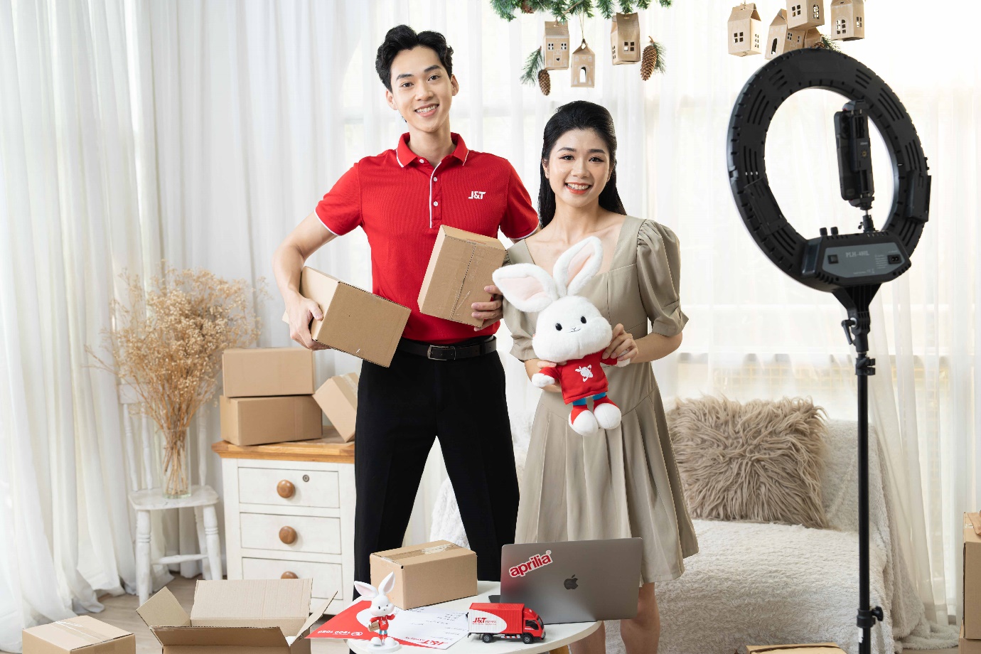 J&T Express: “Siêu quay trúng ngay” tăng nhiệt chặng cuối - iPhone 15 và loạt quà tặng giá trị đã có chủ- Ảnh 1.