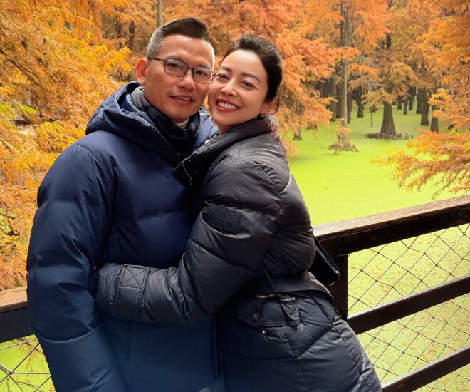 Jennifer Phạm khoe cảnh chạm môi chồng, đại gia Đức Hải lộ rõ tóc bạc vẫn phong độ sánh đôi bên vợ 1 Vợ chồng Jennifer Phạm đi du lịch Trung Quốc.