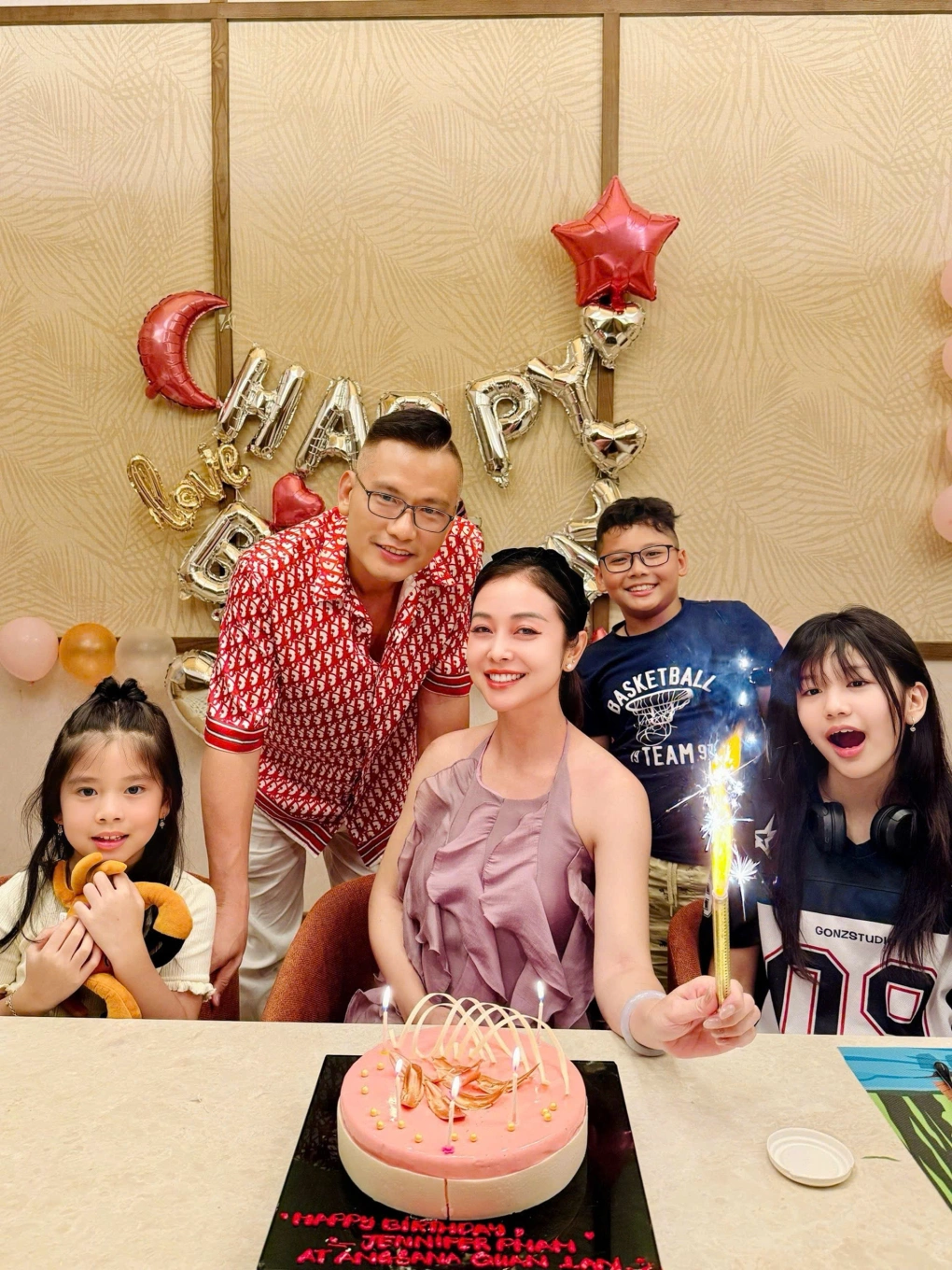 Jennifer Phạm khoe cảnh chạm môi chồng, đại gia Đức Hải lộ rõ tóc bạc vẫn phong độ sánh đôi bên vợ 13 Vợ chồng nàng hậu thường xuyên đưa các con đi chơi, ăn uống để gắn kết gia đình.