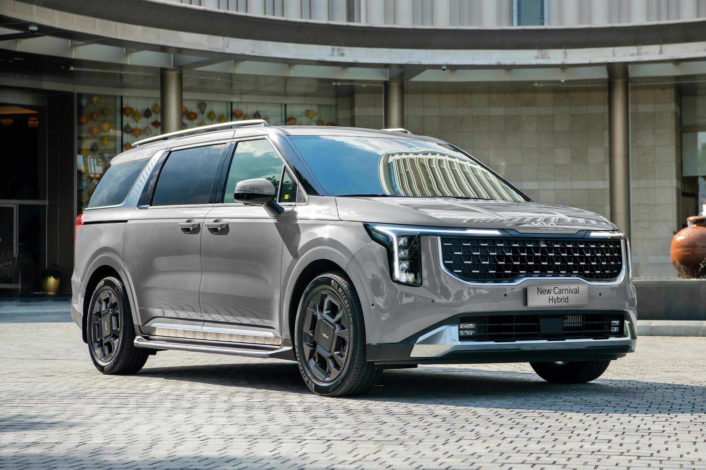 KIA Carnival Hybrid có thêm bản mới, giá thấp hơn gần 200 triệu đồng- Ảnh 1. KIA Carnival Hybrid có thêm bản mới, giá thấp hơn gần 200 triệu đồng- Ảnh 1.