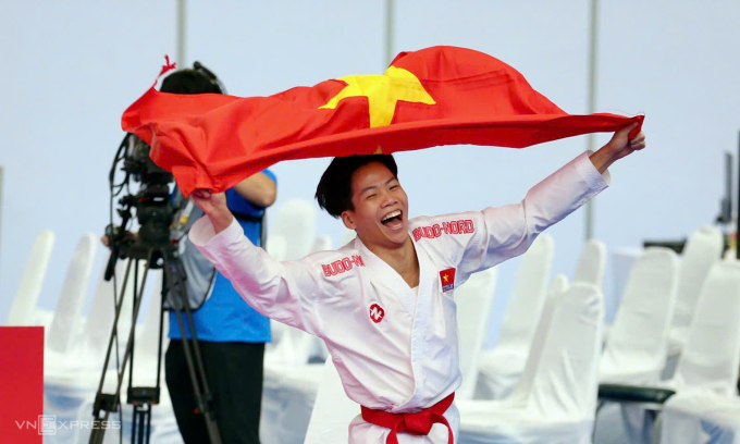 Khuất Hải Nam mừng chiến thắng ở chung kết karate SEA Games 33, nội dung kumite dưới 67kg nam, tại Khu phức hợp Chính phủ Chaeng Watthana ở Bangkok, Thái Lan ngày 12/12/2025. Ảnh: Hiếu Lương