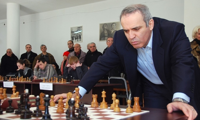 Garry Kasparov tại một giải đấu đồng loạt. Ảnh: FIDE