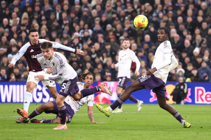 Morgan Rogers (áo bã trầu) cứa lòng ấn định tỷ số trong trận Aston Villa thắng Man Utd 2-1 ở vòng 17 Ngoại hạng Anh trên sân Villa Park, Birmingham, Anh ngày 8/12/2025. Ảnh: Reuters