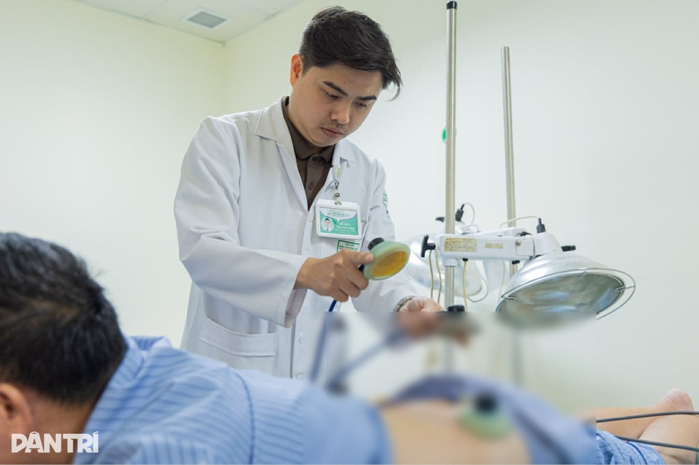 Kết hợp Đông Tây Y, Bệnh viện Châm cứu Trung ương nâng cao hiệu quả điều trị - 2