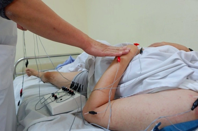 Bác sĩ thực hiện điện châm cho bệnh nhân. Ảnh:Minh Nhật