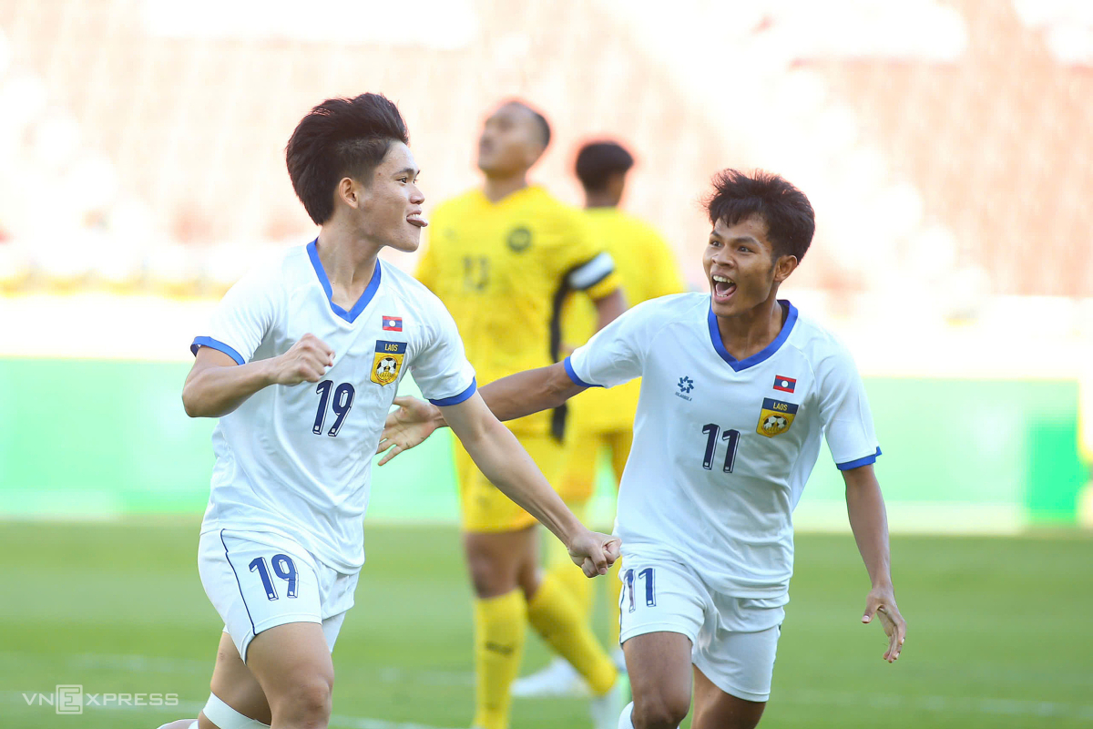 Cầu thủ Lào Xaysombath (số 19) mừng bàn mở tỷ số ở phút thứ 4 trong trận thua Malaysia 1-4 ở lượt hai bảng B bóng đá nam SEA Games 33, trên sân Rajamangala ở Bangkok, Thái Lan ngày 6/12/2025. Ảnh: Đức Đồng