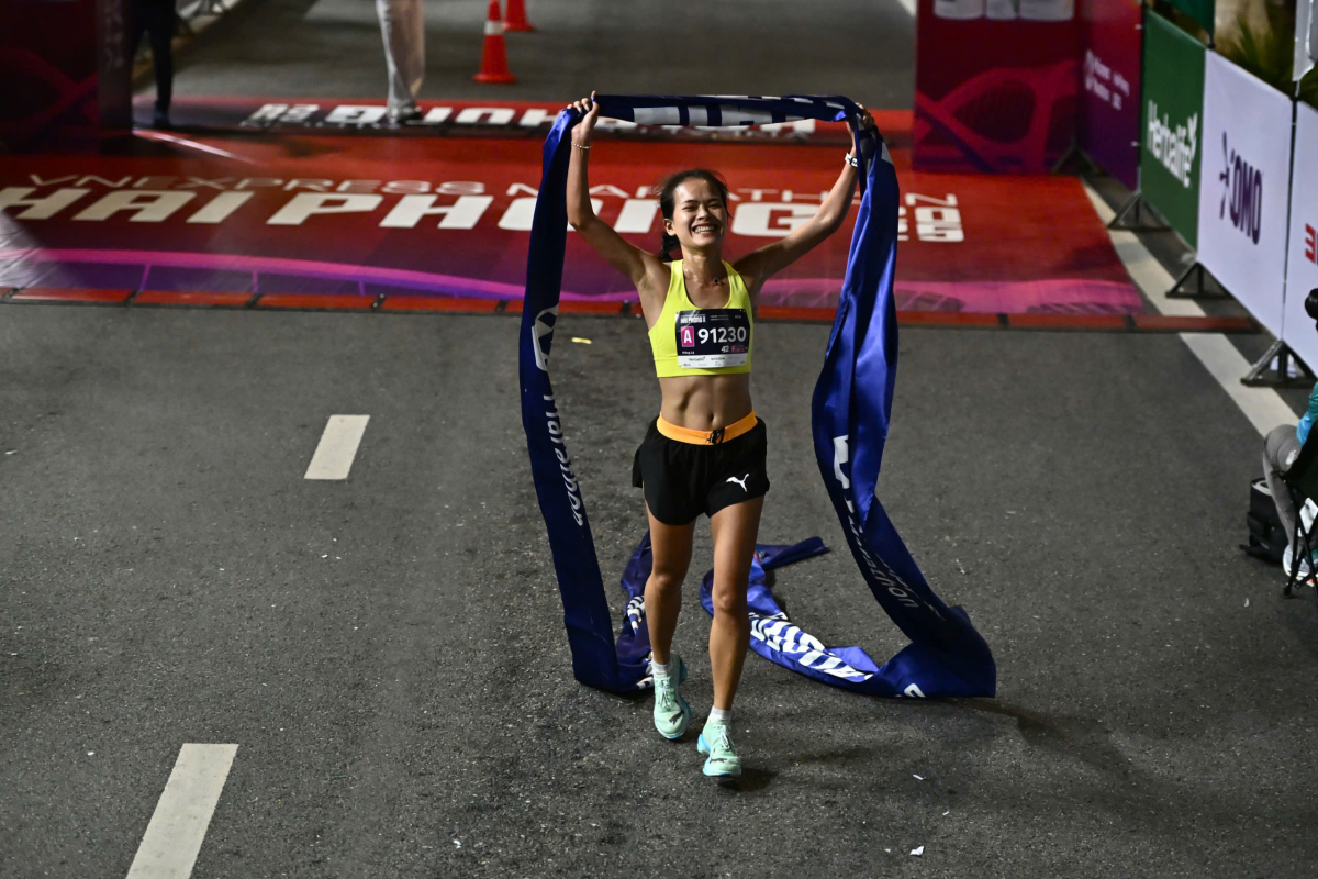 Hồng Lệ phá băng vô địch 42km nữ với thành tích 2 tiếng 42 phút 20 giây. Ảnh: VnExpress Marathon