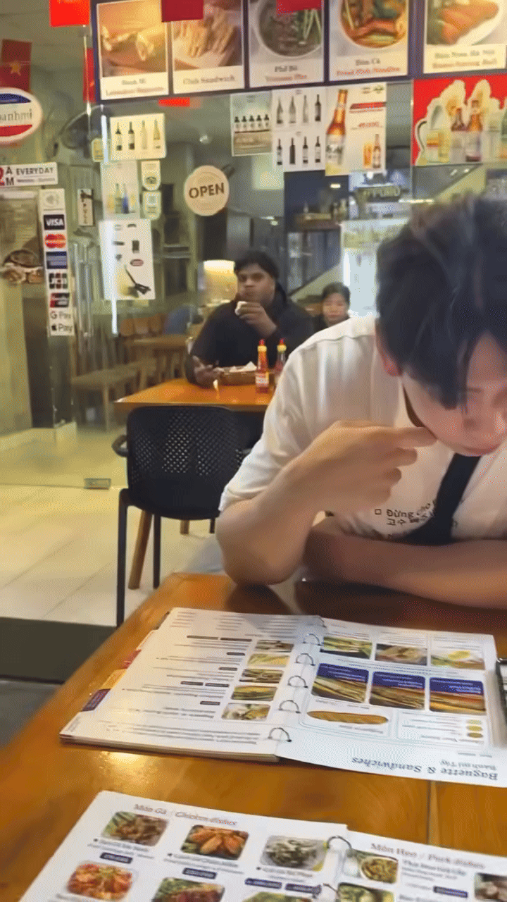 Khách Hàn đến Việt Nam đi ăn đặc sản, sợ một loại rau đến mức... phải viết lên áo- Ảnh 1. Khách Hàn đến Việt Nam đi ăn đặc sản, sợ một loại rau đến mức... phải viết lên áo- Ảnh 1.