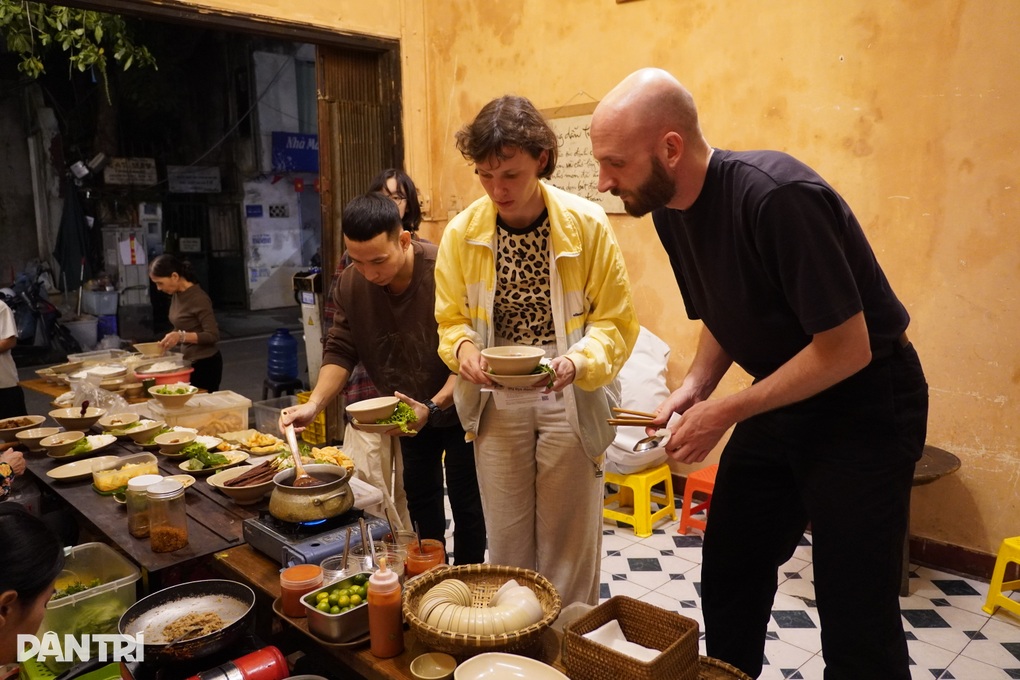 Khách Tây ngồi “vỉa hè trong nhà”, ăn chay tự phục vụ giữa phố cổ Hà Nội - 1
