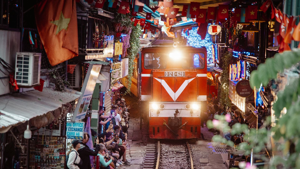 Khách Tây nói gì về phố đường tàu Hà Nội: Vì sao càng cấm càng hút khách? - 1