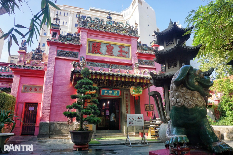 Khách Tây ra chợ đóng guốc, đi chùa cầu con linh thiêng nhất ở TPHCM - 1