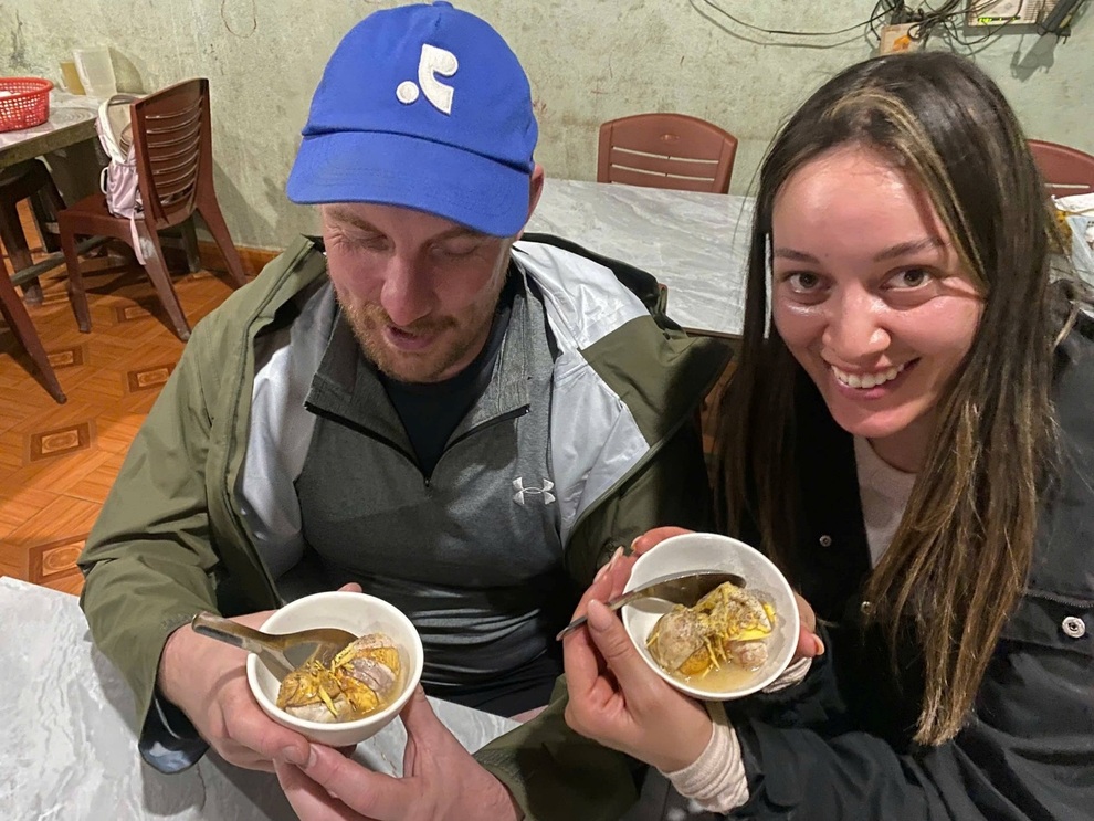 Khách Tây run cầm cập, cầm cốc nước không vững vì lạnh 8 độ C ở Hà Giang - 2