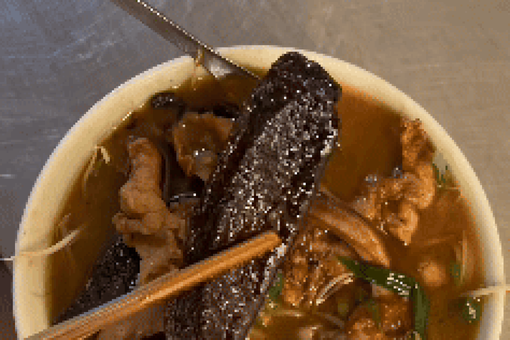 Khách Tây sửng sốt khi thử phở gan cháy độc lạ chỉ có ở Bắc Ninh - 1