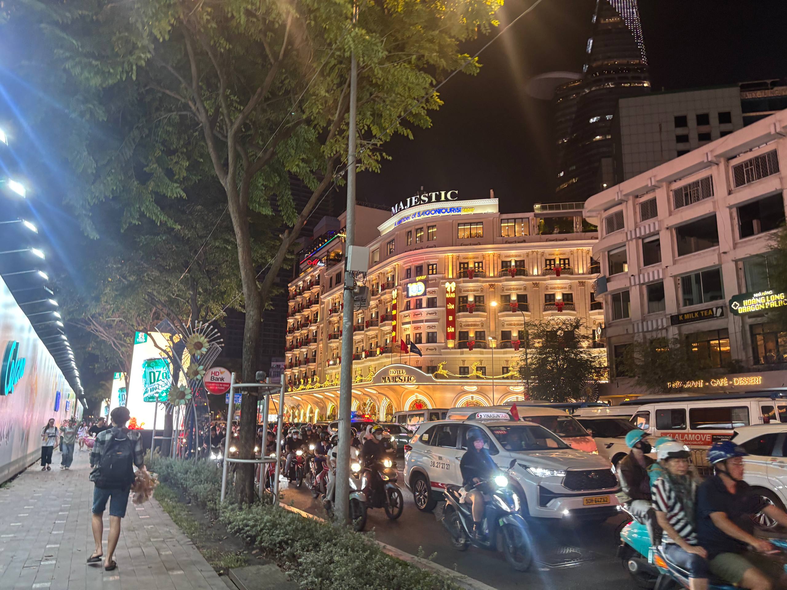 Đêm 31/12: Khách Tây tưng bừng đón năm mới tại TP.HCM, giới trẻ đổ xô đến xem pháo hoa ở view triệu đô bên bờ sông Sài Gòn- Ảnh 1.