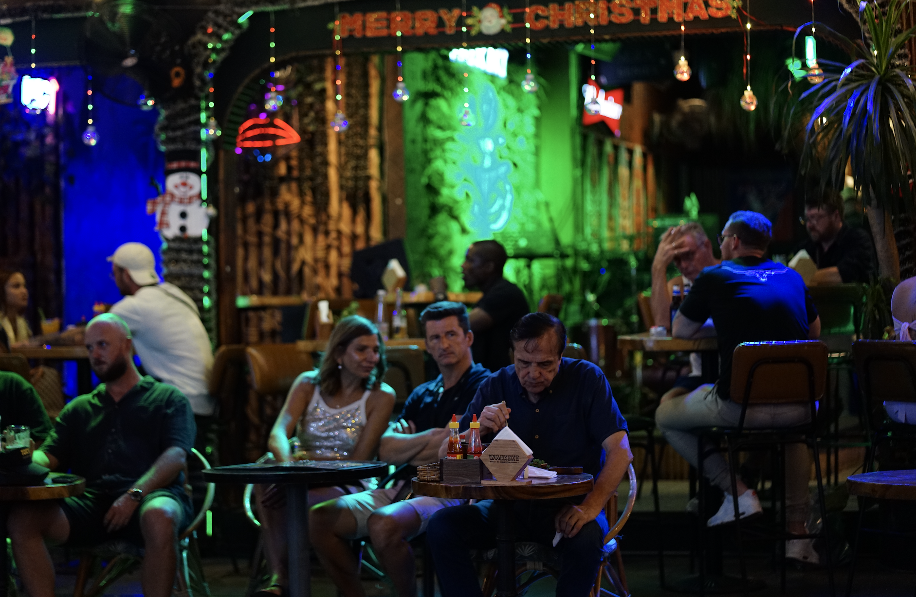 Đêm 31/12: Khách Tây tưng bừng đón năm mới tại TP.HCM, giới trẻ đổ xô đến xem pháo hoa ở view triệu đô bên bờ sông Sài Gòn- Ảnh 11.