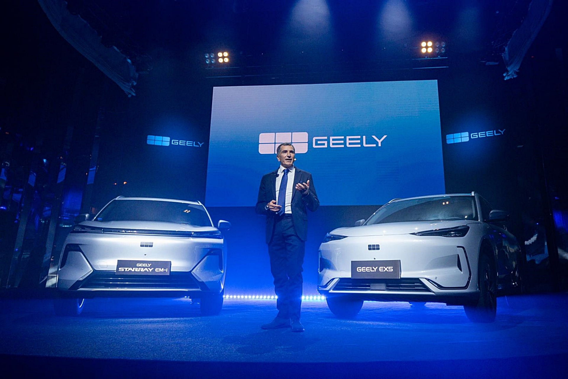 Khách Việt mua ô tô gầm cao cỡ C sắp có thêm lựa chọn xe PHEV mới - 1